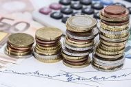 Διευκρινίσεις από το Υπουργείο Εργασίας για τις εισφορές των ελεύθερων επαγγελματιών (πίνακες)