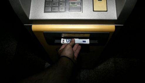 Picture 0 for Capital controls: Τέλος οι περιορισμοί στις αναλήψεις μετρητών από ιδρύματα στην Ελλάδα