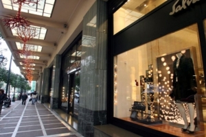 Στοίχημα για το ΥΠΟΙΚ η ανοιχτή αγορά τις γιορτές - «Οχι» σε νέα περιοριστικά μέτρα