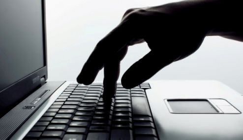 Picture 0 for Μπαράζ ελέγχων με laptops και QR code scanners από τους ελεγκτές της ΑΑΔΕ