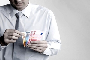 Υπό προστασία ο 13ος και 14ος μισθός στον ιδιωτικό τομέα