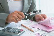 ΑΑΔΕ: Ετοιμάζει 15.000 ραβασάκια με έξτρα φόρους