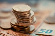 Ανάπτυξη 2,9%, επενδύσεις, αυξήσεις σε μισθούς, Υγεία και Παιδεία φέρνει το 2024