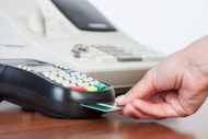 Διασύνδεση ταμειακών με POS: «Γκάζια» από ΑΑΔΕ σε 100.000 επιχειρήσεις