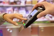 Κάρτες – POS: Ποιοι και πόσο ωφελούνται από τη μείωση των τραπεζικών προμηθειών