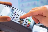 ΑΑΔΕ: Σαρωτικοί έλεγχοι για POS σε ταξί, λαϊκές αγορές και τουριστικές επιχειρήσεις - Το ειδικό σήμα και το πρόστιμο των €1.000