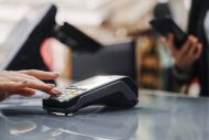 Η Εφορία γνωρίζει μέχρι και ποια τραπέζια είναι ελεύθερα στα μαγαζιά εστίασης με τις νέες ταμειακές μηχανές