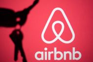 Σφίγγει ο κλοιός στις μισθώσεις τύπου Airbnb: Καθεστώς επιτηδεύματος ανά ακίνητο και μπλόκο σε νέες άδειες