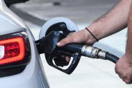 Σε εφαρμογή πλαφόν δυο ταχυτήτων: Σε λεπτά του ευρώ για τα καύσιμα - Αλλη φόρμουλα στα τρόφιμα
