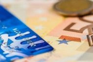 Το 56% των Ευρωπαίων καταφεύγει σε κάρτα ή δανεικά για τους λογαριασμούς