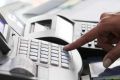 Πώς οι πειραγμένες ταμειακές «σβήνουν» πωλήσεις, τι βλέπει η ΑΑΔΕ και ποιοι πληρώνουν